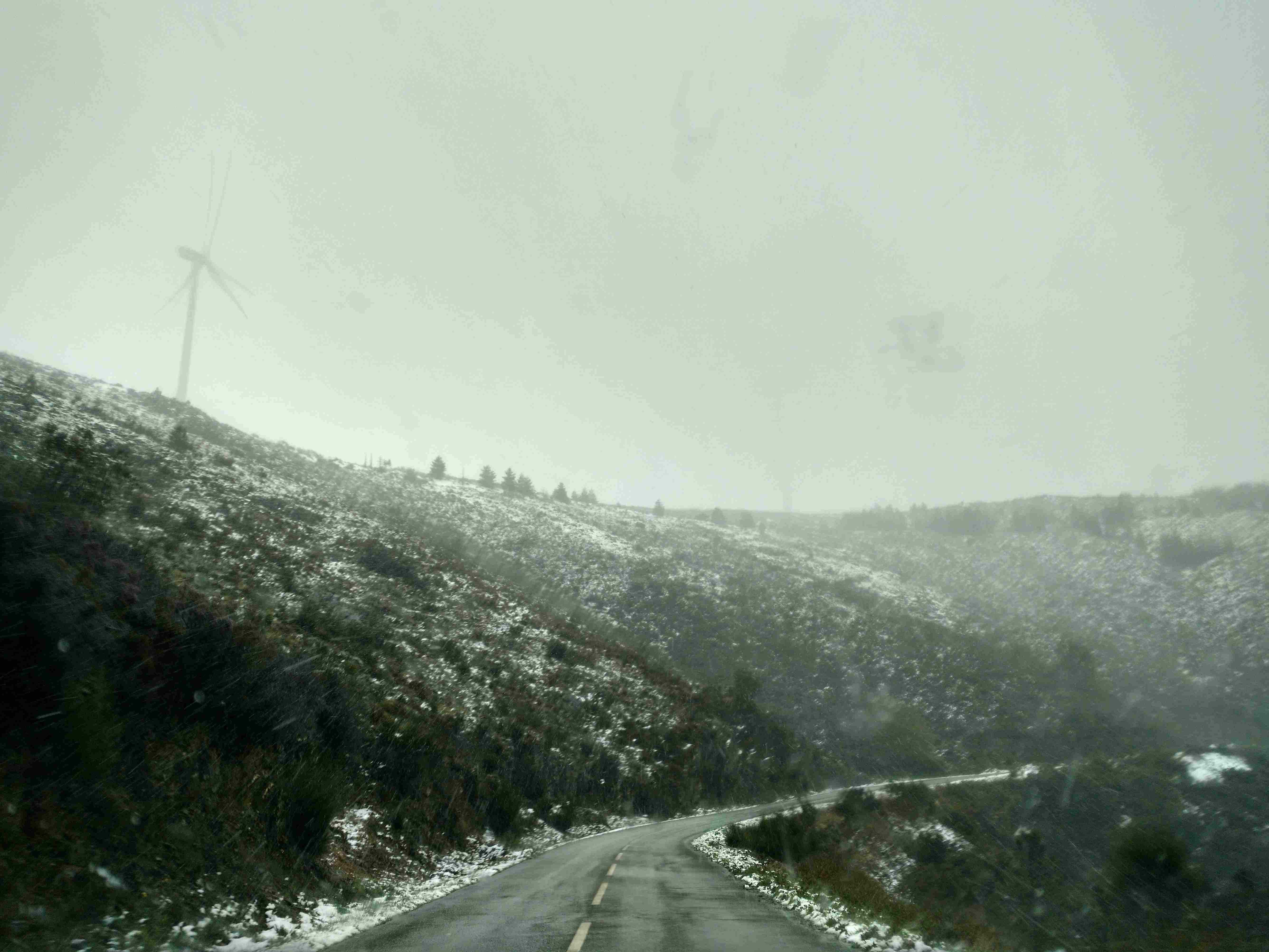 Neve nos montes na estrada E.N. 344 no sentido Côja - Porto da Balsa, perto dos Parrozelos, no Sábado, 25 de Março de 2017