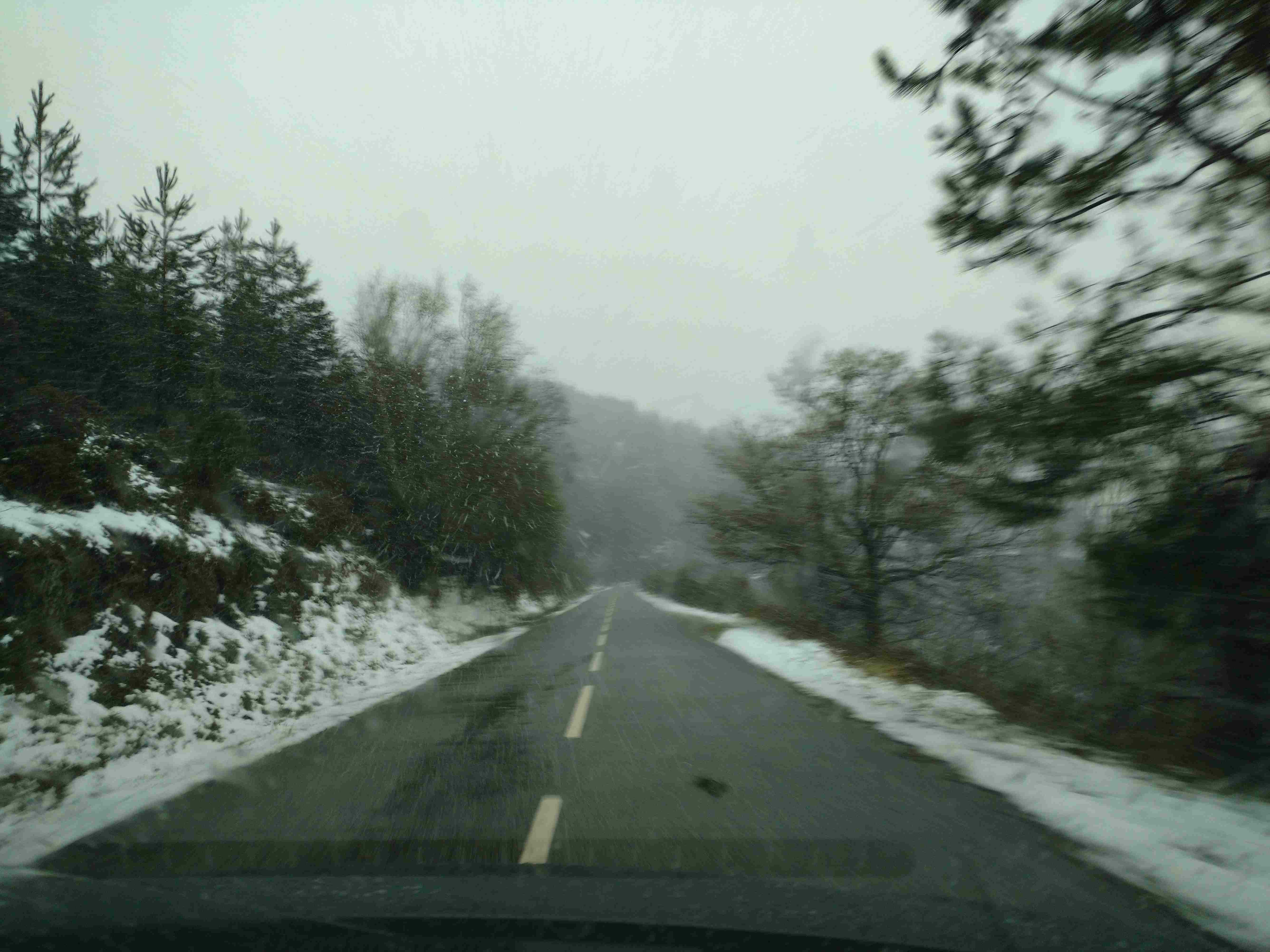 Neve nos montes na estrada E.N. 344 no sentido Côja - Porto da Balsa, perto dos Parrozelos, no Sábado, 25 de Março de 2017