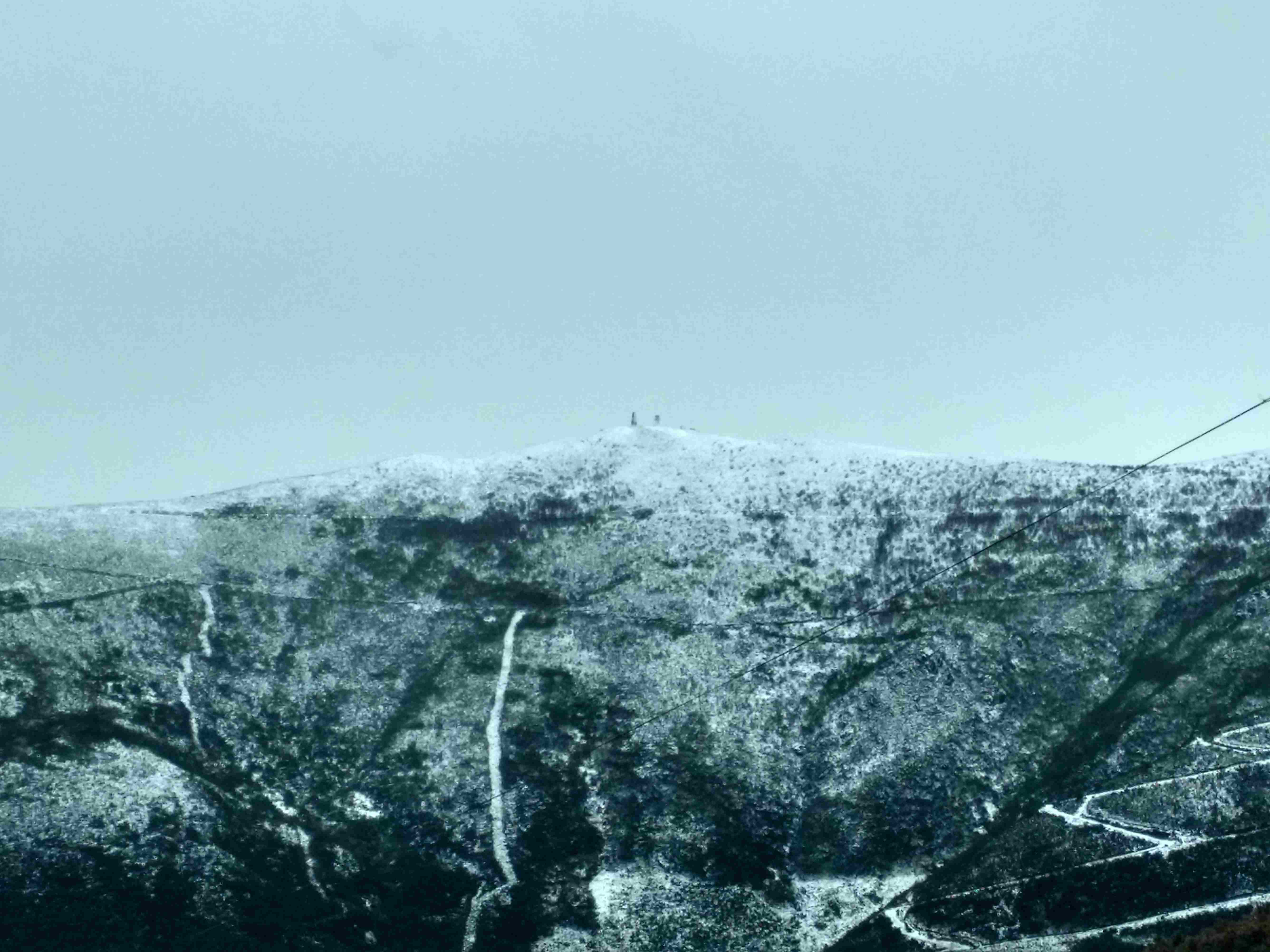 Neve no monte Alto de São Pedro Dias na Serra do Açor, perto do Piódão na estrada municipal no sentido Côja - Piódão a partir dos Penedos Altos vista de norte para sul, no Sábado, 25 de Março de 2017