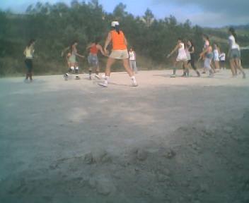 Jogo de futebol entre senhoras e raparigas na zona de lazer da escola no Sbado, 11 de Agosto de 2007