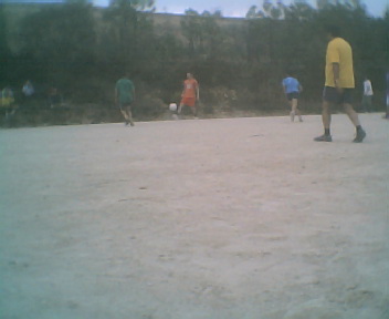 Jogo de futebol entre homens e rapazes na zona de lazer da escola no Sbado, 11 de Agosto de 2007