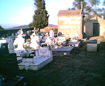 Lado esquerdo do cemitério do Monte Frio no Sábado, 1 de Janeiro de 2005