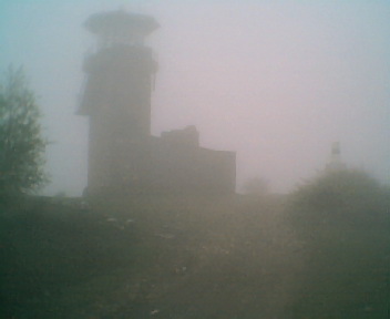 Torre de vigia e marco geodésico na Deguimbra cobertos com nevoeiro, no Sábado, 14 de Abril de 2006