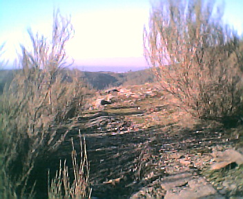 Antiga estrada que ligava a E.N. 344 ao largo do Outeiro no sentido norte sul visto de sul para norte no Domingo, 11 de Dezembro de 2005