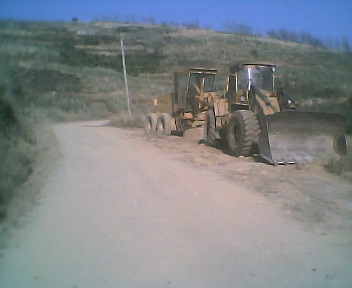 Estrada envolvente de terra batida que passa por fora da povoao do Monte Frio na Sexta-feira, 10 de Agosto de 2007
