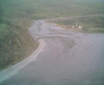 Estrada envolvente de alcatrão que passa por fora da povoação do Monte Frio na Sexta-feira, 23 de Maio de 2008