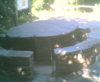Mesa que está em frente da casa do centro de interpretação da Mata da Margaraça na Quarta-feira, 24 de Maio de 2006