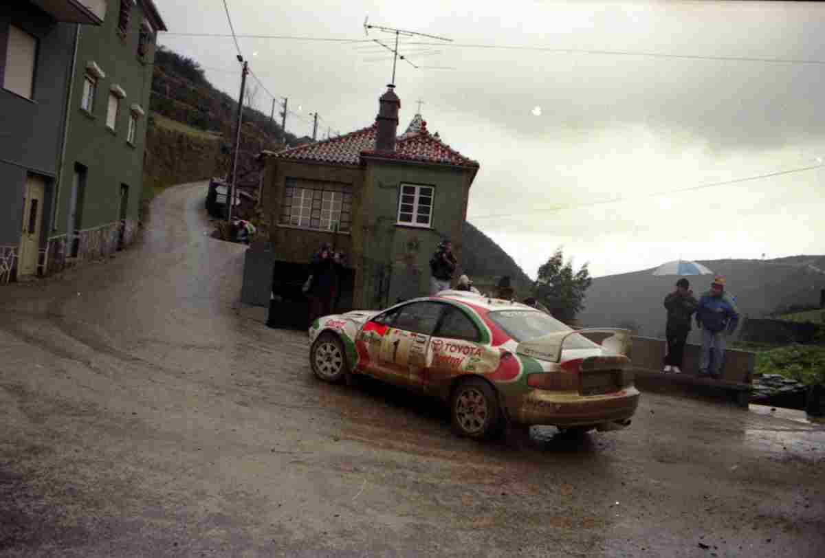 Juha Kankkunen em Toyota na PE 23 Arganil Côja, do Rali de Portugal 1995. Foto tirada no Enxudro em Arganil. Foto: José Luís Abreu. Fonte: http://autosport.clix.pt/