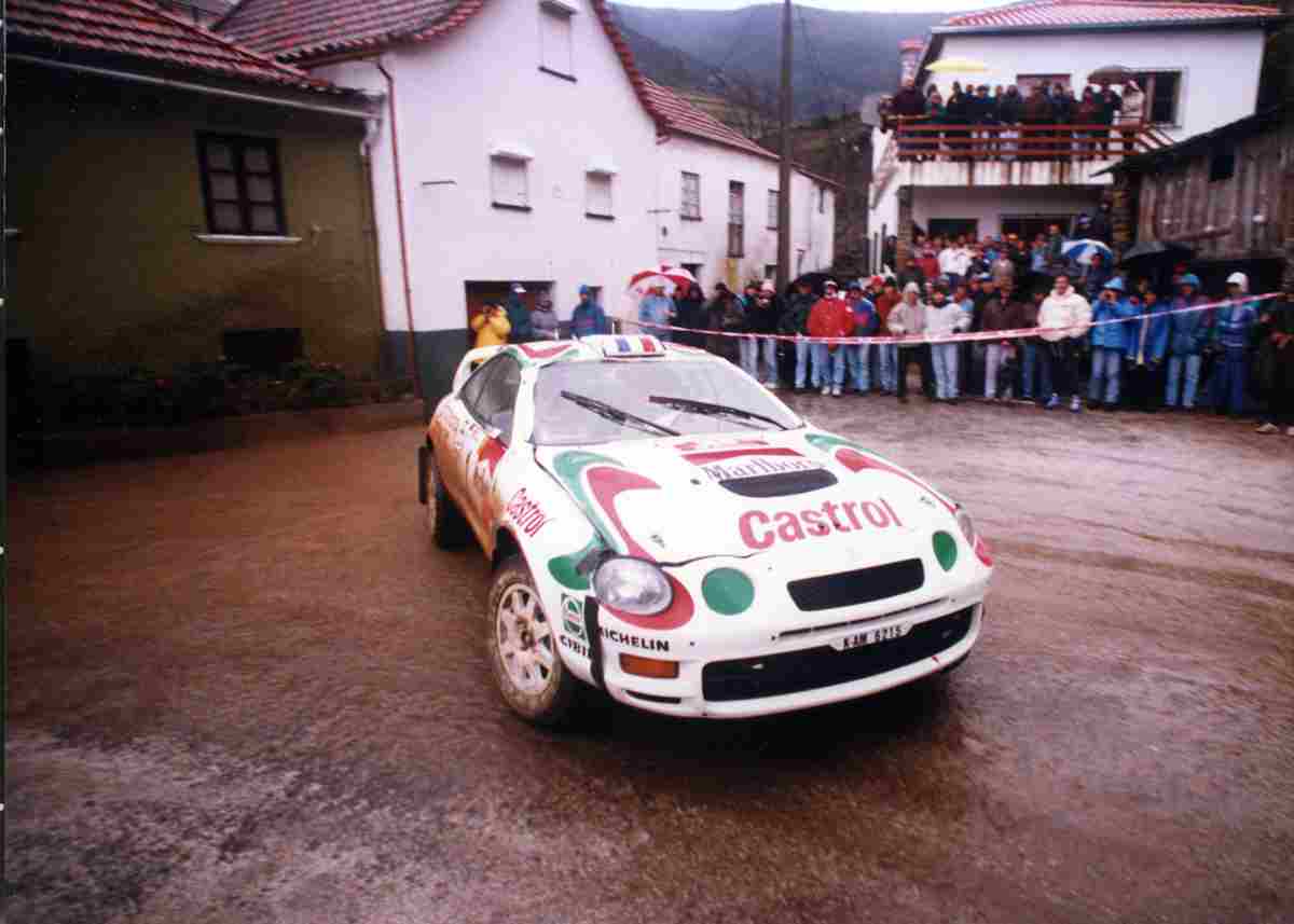 Juha Kankkunen em Toyota Celica GT4 no Rali de Portugal 1995. Foto tirada no Enxudro em Arganil. Fonte: http://autosport.clix.pt/
