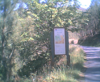 Placa na estrada que liga a Benfeita à Fraga da Pena na entrada na Área de Paisagem Protegida da Serra do Açor vista de norte para sul na Quarta-feira, 24 de Maio de 2006
