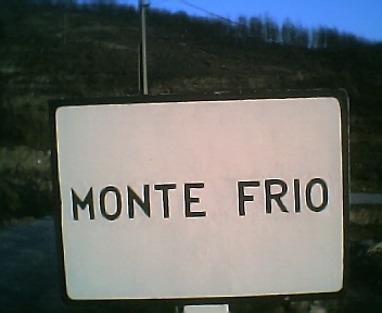 Placa informativa de início do Monte Frio no sentido norte sul na Quinta-feira, 15 de Dezembro de 2005
