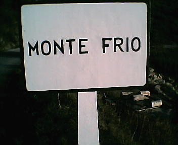 Placa informativa de incio do Monte Frio no sentido Norte Sul no Sbado, 1 de Janeiro de 2005