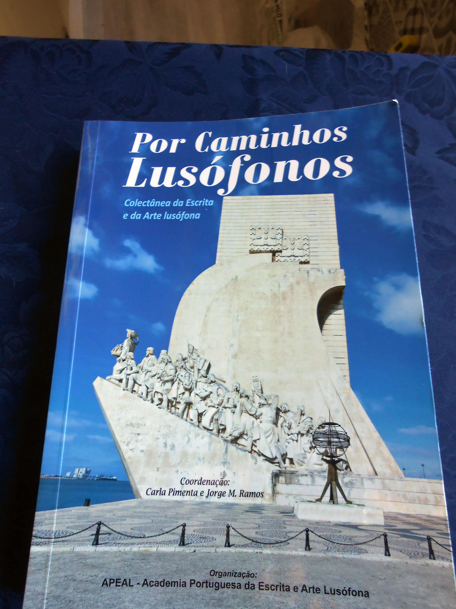 Capa do livro 'Por Caminhos Lusófonos - Colectânea da Escrita e da Arte lusófona', de 93 autores, da 'Gráfibeira, S.A.', Julho de 2021