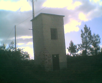 Antigo posto de transformação de electricidade que servia as povoações de Monte Frio e Relva Velha na Segunda-feira, 22 de Maio de 2006