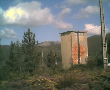 Antigo posto de transformação de electricidade que servia as povoações de Monte Frio e Relva Velha na Terça-feira, 23 de Maio de 2006