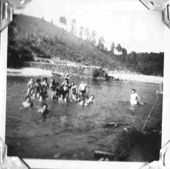 Antiga juventude montefriense no Rio Alva em Agosto de 1964